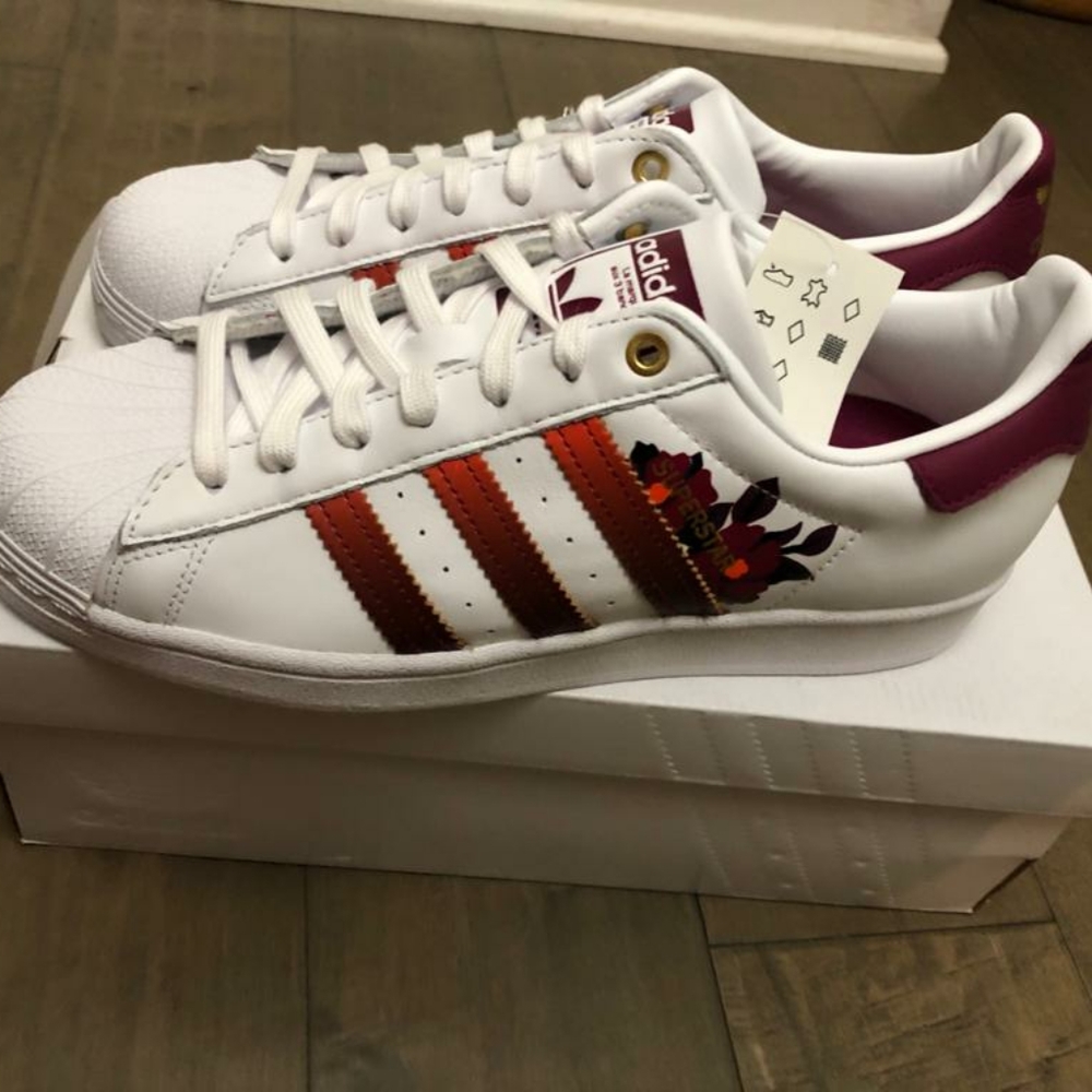 Adidas superstar women Size 8.5